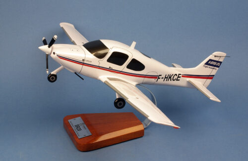 Cirrus SR20 Airbus Flight Academy, BA701 Salon De Provence, F-HKCE